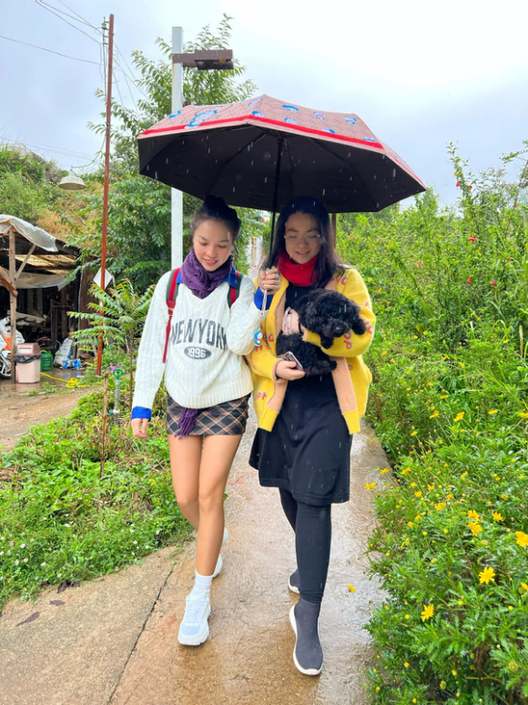 Gia Bảo - con gái Hiền Thục năm nay 21 tuổi. Cô bé là con chung của nữ ca sĩ và bạn trai cũ nhạc sĩ Tuấn Thăng. Sau đổ vỡ, Hiền Thục lựa chọn làm "mẹ đơn thân" một mình nuôi dưỡng con.