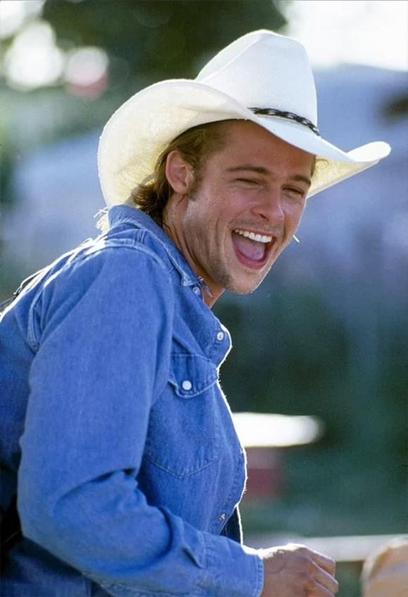 Thật đáng kinh ngạc khi Brad Pitt - nam diễn viên từng khiến nhiều phụ nữ mê mẩn năm nay đã ở độ tuổi 60. Có vẻ như thời gian đã ưu ái cho nam diễn viên một vẻ ngoài trẻ trung đến kì lạ.