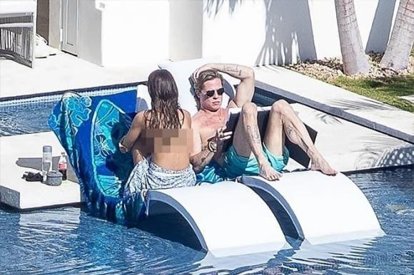 Ines de Ramon, bạn gái mới của Brad ngoài việc trẻ hơn nam diễn viên 29 tuổi, cô còn là một nhà thiết kế đồ trang sức. Khi ngồi cạnh bạn gái, Brad không hề lép vế mà vẫn trẻ trung, năng động.