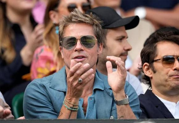 Kể từ khi bỏ rượu và tuân theo chế độ ăn thuần chay trong sáu năm qua, vóc dáng Brad Pitt ngày càng săn chắc, thậm chí nhiều người còn cho rằng anh mới chỉ ngoài 30 tuổi.