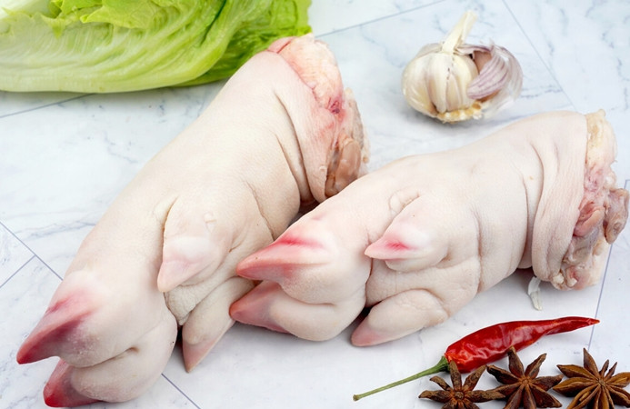 Mua chan gio heo nen chon chan truoc hay chan sau?