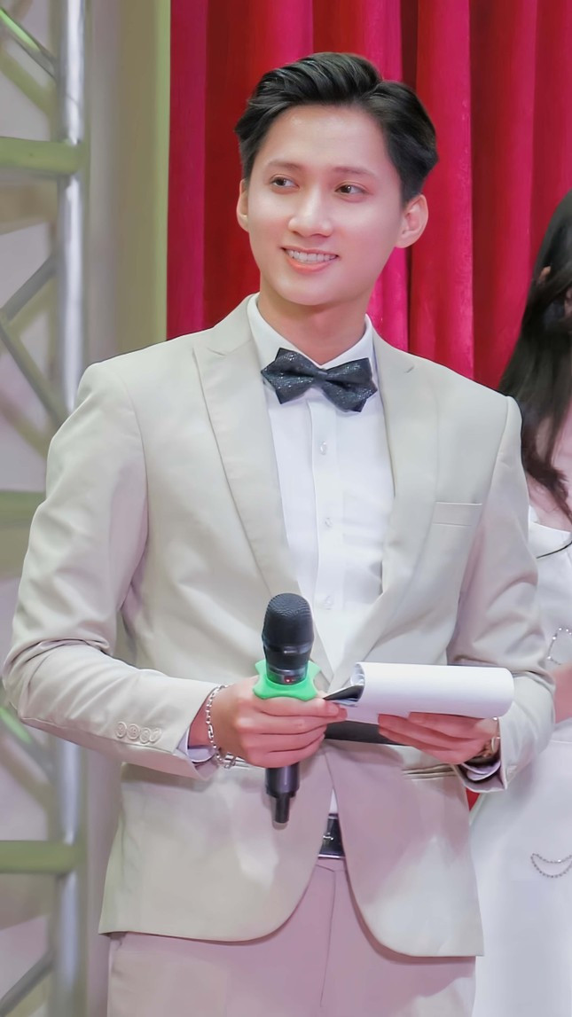 Dang Tien Dong: Tu cau sinh vien nhut nhat den MC chuyen nghiep-Hinh-3