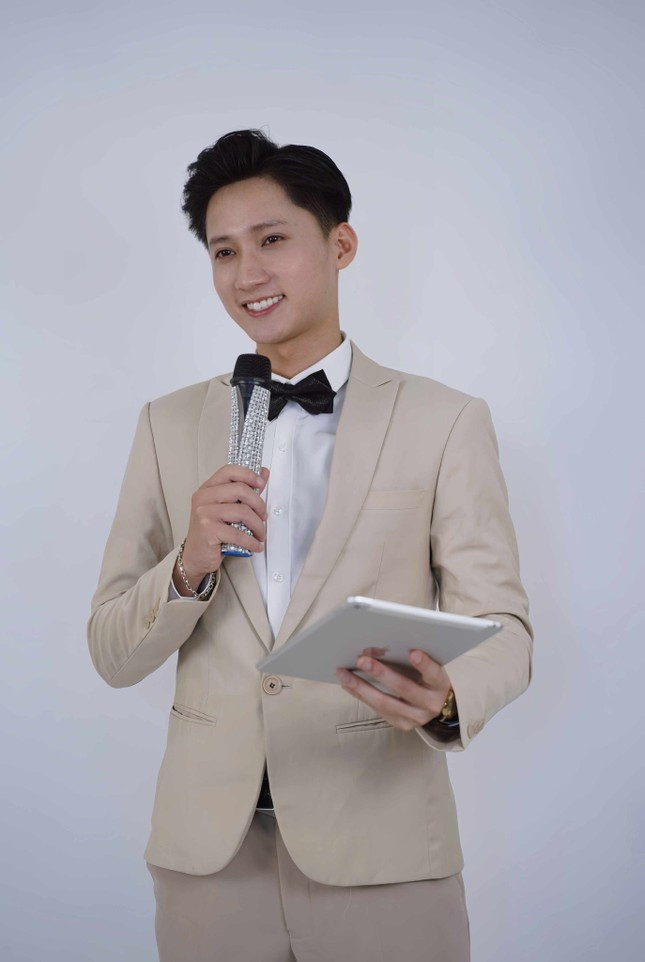 Dang Tien Dong: Tu cau sinh vien nhut nhat den MC chuyen nghiep-Hinh-2
