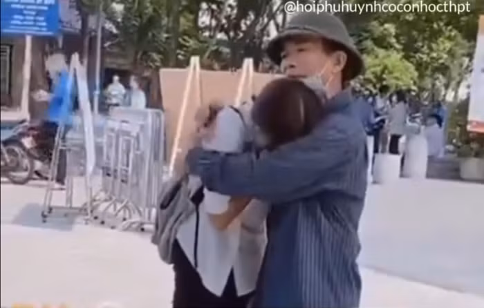 Nu sinh guc vao vai bo khoc nac vi khong lam duoc bai-Hinh-2