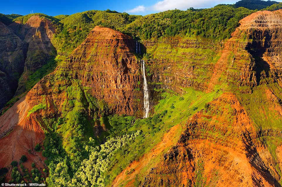 Nằm ở phía Tây của Kauai, hẻm núi Waimea được coi là lớn nhất khu vực Thái Bình Dương và là một trong những điểm du lịch có màu sắc sặc sỡ nhất. Hẻm núi dài 16 km, rộng 1,6 km và sâu 1,1 km.