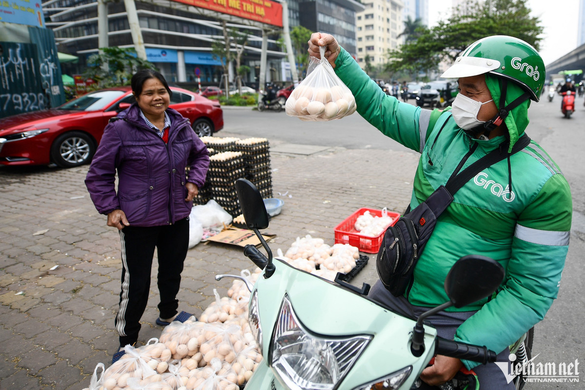 "Cứ mua thôi còn chất lượng thế nào thì không biết. Mình cũng không kiểm tra được nguồn gốc, nơi sản xuất trứng", anh Đông (tài xế xe ôm) phân vân.