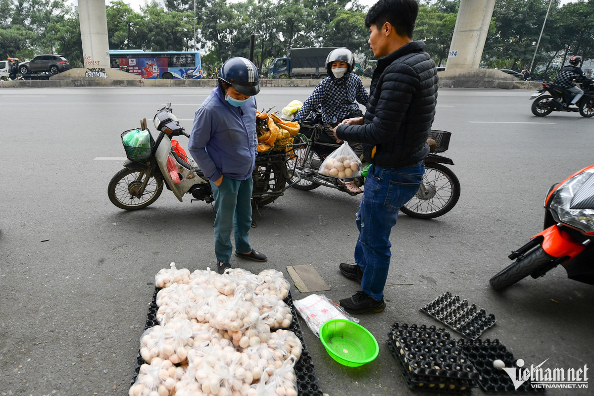 Ở thời điểm ổn định, trứng gà thường có giá dao động 3.000-3.200 đồng/quả. Tranh thủ lúc trứng rẻ, người dân tìm đến mua nhiều hơn so với bình thường.