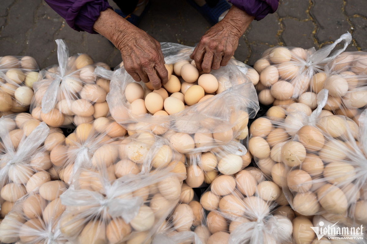 Trứng được người bán chia theo từng túi, mỗi túi 30 quả, khách chỉ được mua theo túi và không được chọn từng quả.