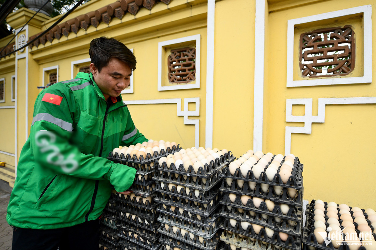 "Sau Tết thị trường bị chững lại nên trứng khó tiêu thụ. Bên cạnh đó, thời tiết Hà Nội nồm ẩm, khiến trứng không bảo quản được lâu, gà thì vẫn liên tục đẻ, tôi bắt buộc phải mang ra vỉa hè để bán", anh Hiến nói. Trung bình một ngày, tiểu thương này bán gần 400 khay trứng, tương đương 12.000 quả.