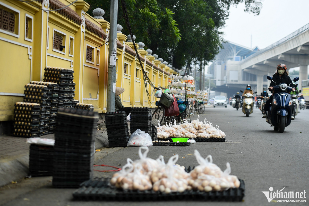 Một điểm bán trứng khác trên đường Hồ Tùng Mậu (quận Bắc Từ Liêm), tiểu thương bày tràn ra cả lòng đường.
