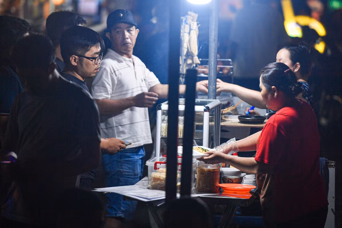 Quanh khu vực này cũng có nhiều hàng quán ăn vặt với đủ các món như bánh mì, cá viên chiên, gỏi, bánh tráng nướng... Một chủ quán tại đây cho biết giờ đông khách nhất là khoảng 20-22h.
