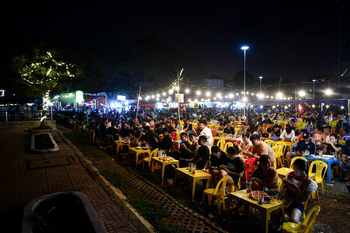 Khu ăn vặt này thu hút rất nhiều bạn trẻ bởi không gian thoáng đãng, mát mẻ và có thể chụp hình sống ảo với view tòa nhà Landmark 81 phía bên kia sông.