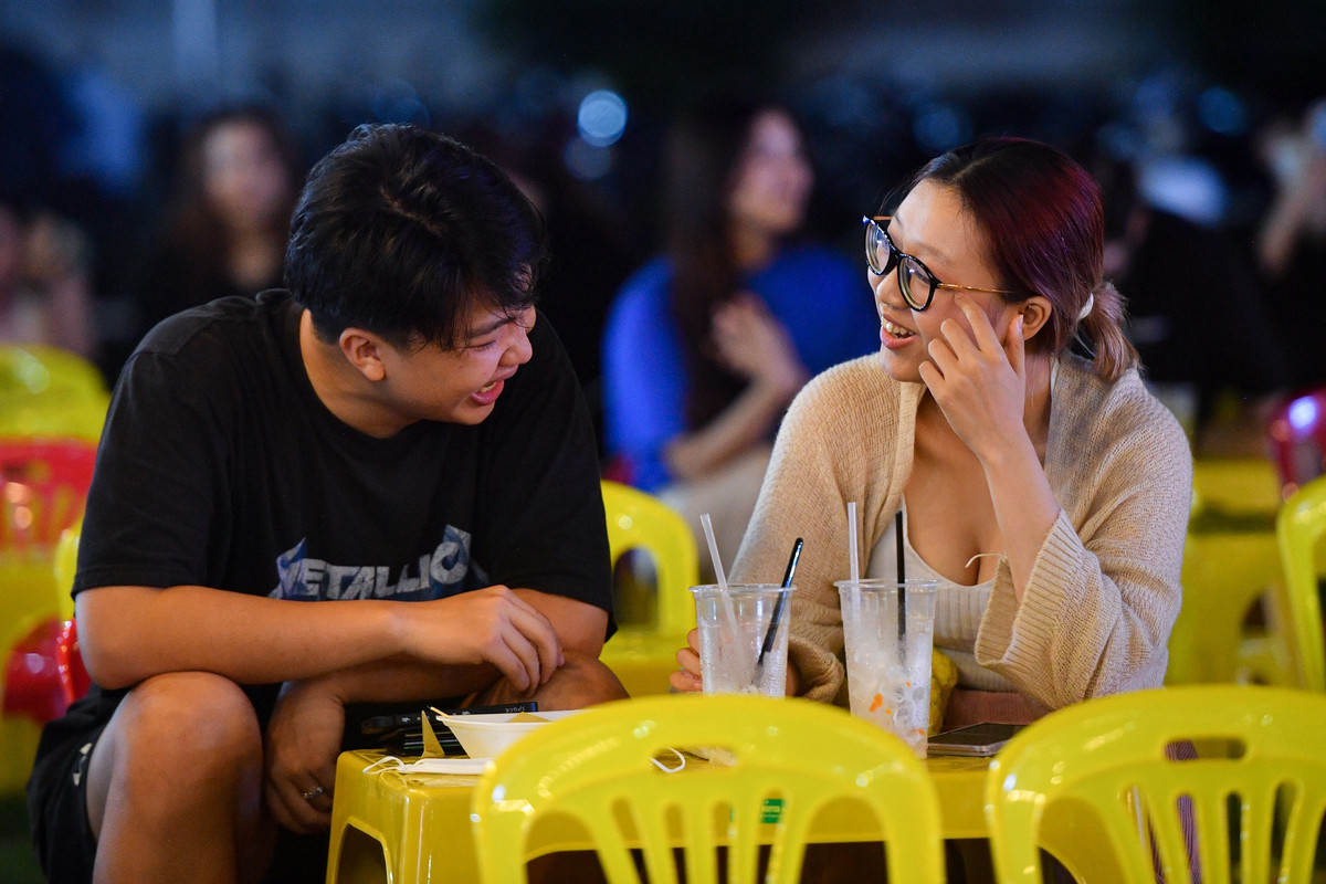 Phi và Uyên (quận Bình Thạnh) lần đầu tiên đến khu vực này và cảm thấy mọi thứ ở đây khá thoải mái. "Chúng mình cũng hay đi khám phá những địa điểm ăn vặt ven sông Sài Gòn. Ở đây mình có thể được ngắm nhìn toàn cảnh thành phố, đồ ăn, đồ uống khá ổn, giá cả không quá mắc", Uyên chia sẻ.