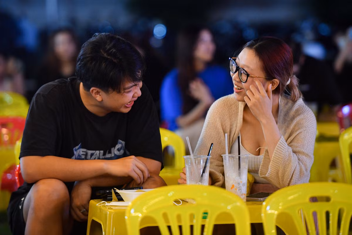 Phi và Uyên (quận Bình Thạnh) lần đầu tiên đến khu vực này và cảm thấy mọi thứ ở đây khá thoải mái. "Chúng mình cũng hay đi khám phá những địa điểm ăn vặt ven sông Sài Gòn. Ở đây mình có thể được ngắm nhìn toàn cảnh thành phố, đồ ăn, đồ uống khá ổn, giá cả không quá mắc", Uyên chia sẻ.