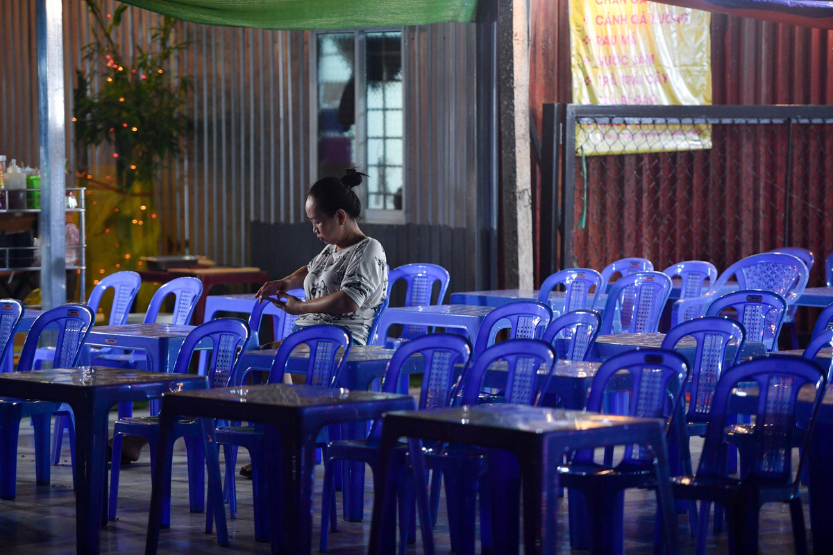Tuy nhiên, những hàng quán này khá ế khách. Mọi người thường thích ngồi hóng mát ở những khu vực có bàn ghế ngoài trời.