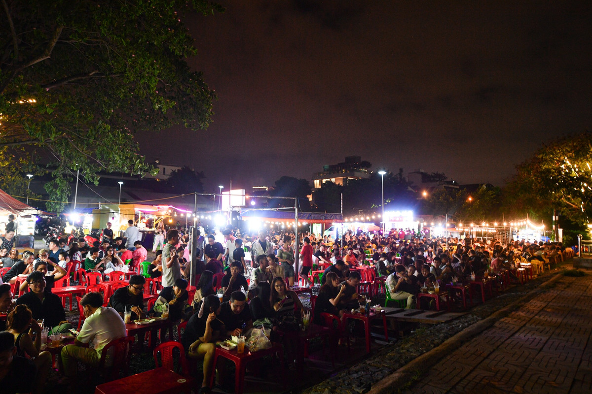 Khách đến đây đa số là cặp đôi, nhóm bạn đến để uống nước, trò chuyện và ngắm các tòa nhà cao tầng lên đèn rực rỡ và tận hưởng không khí mát mẻ buổi tối của TP.HCM.