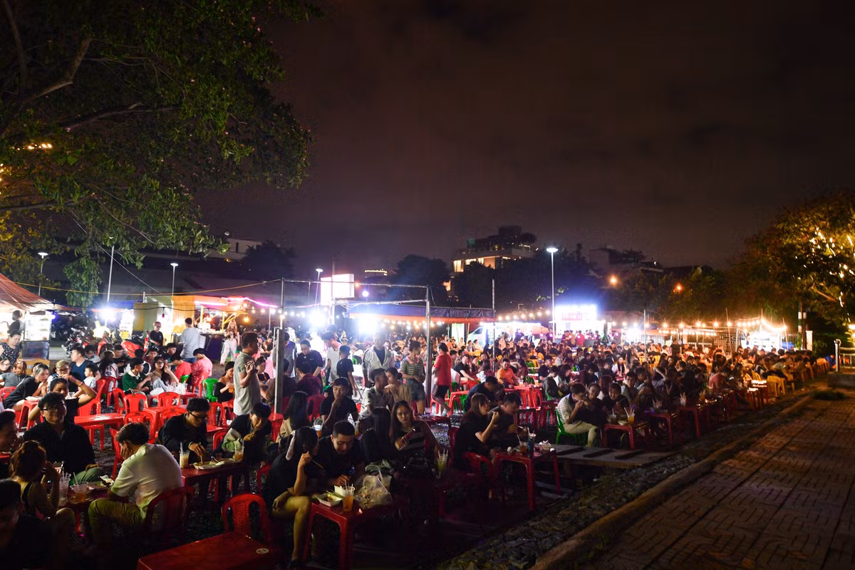 Khách đến đây đa số là cặp đôi, nhóm bạn đến để uống nước, trò chuyện và ngắm các tòa nhà cao tầng lên đèn rực rỡ và tận hưởng không khí mát mẻ buổi tối của TP.HCM.