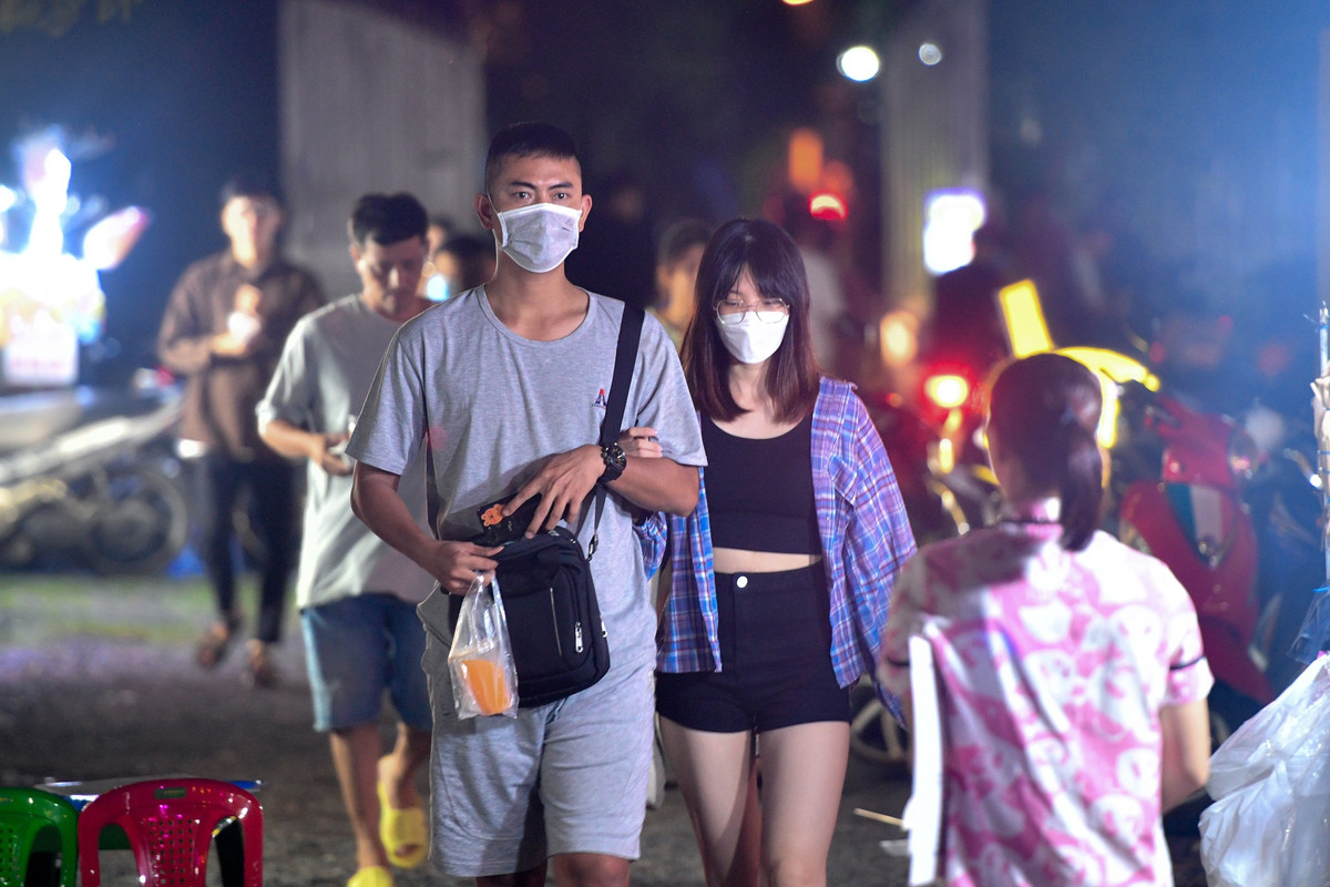 Càng về khuya, khu vực này càng trở nên đông đúc hơn. Khách vào đây bắt buộc phải gửi xe ở bãi bên ngoài rồi đi bộ vào trong.