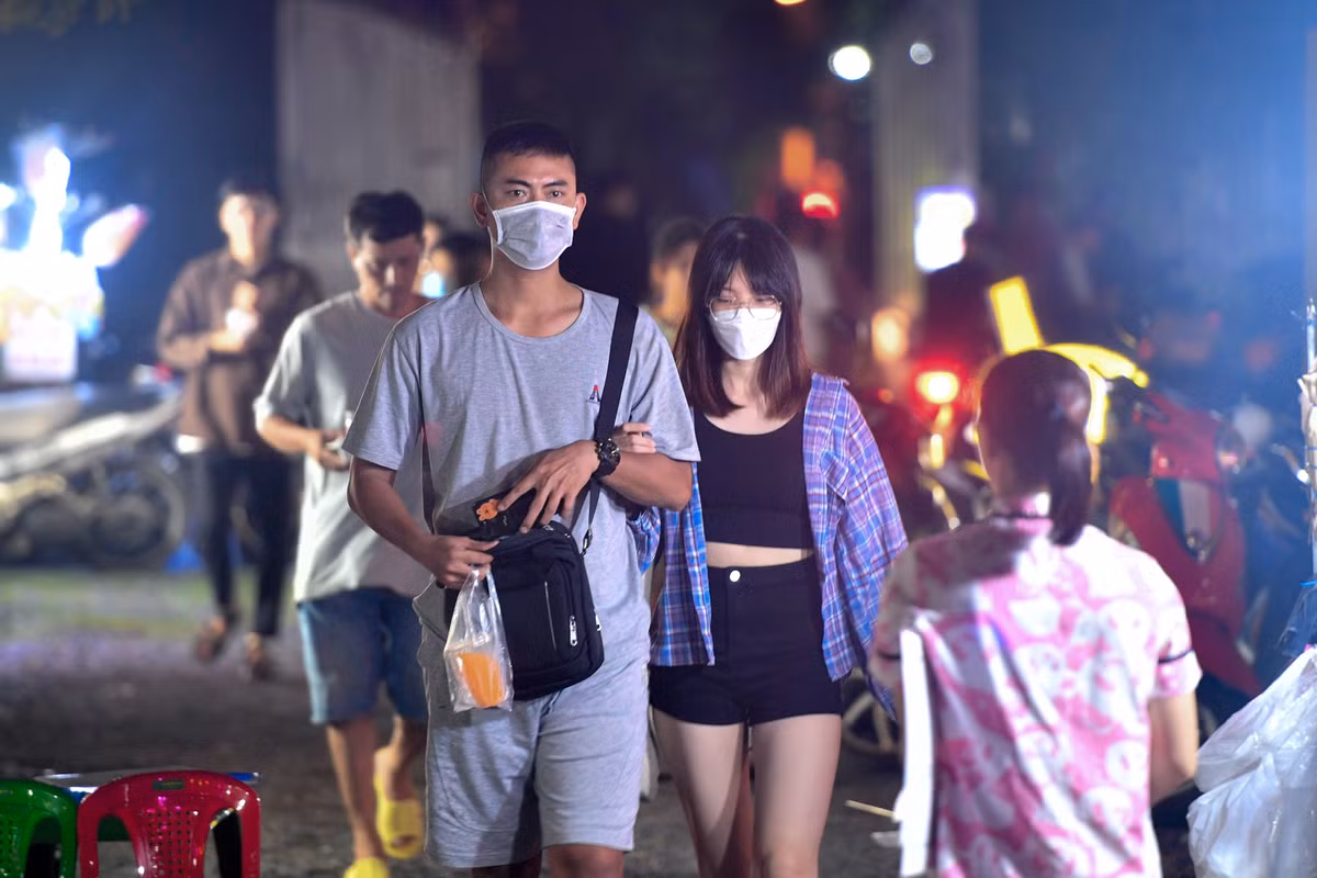 Càng về khuya, khu vực này càng trở nên đông đúc hơn. Khách vào đây bắt buộc phải gửi xe ở bãi bên ngoài rồi đi bộ vào trong.