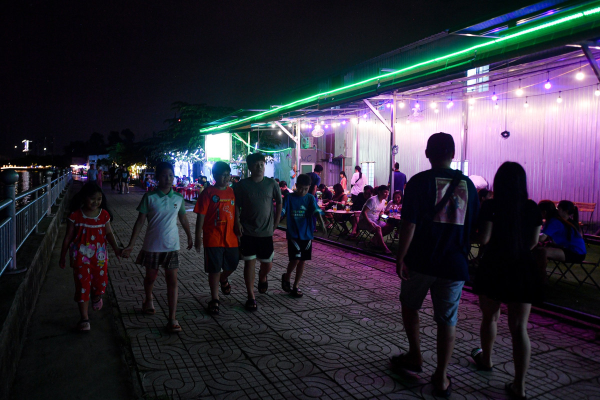 Trải dài khoảng 100 m dọc bờ sông còn có thêm nhiều hàng quán khác. Giá đồ uống ở đây dao động 20.000-30.000 đồng.