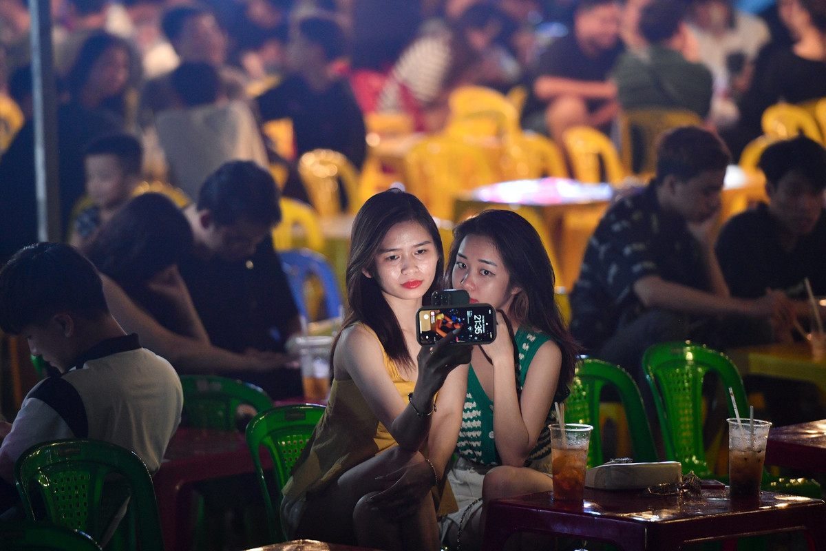 Thúy và Duyên (quận Tân Bình) đến để thử địa điểm đang "hot". Tuy nhiên, trải nghiệm không được như kỳ vọng của hai cô gái. "Thực tế không giống trên clip lắm. Mình đã từng ngồi ở nóc hầm Thủ Thiêm và thấy ở đó thoáng hơn nhiều. Ở đây bàn ghế còn kê sát nhau nên cảm giác hơi chật chội", Duyên nói.