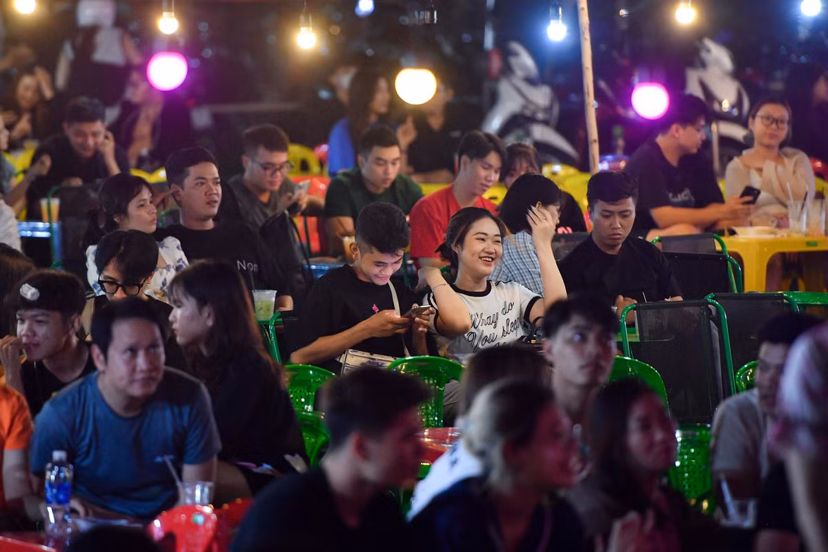 Gioi tre TP HCM do xo den khu an vat ven song Sai Gon-Hinh-2