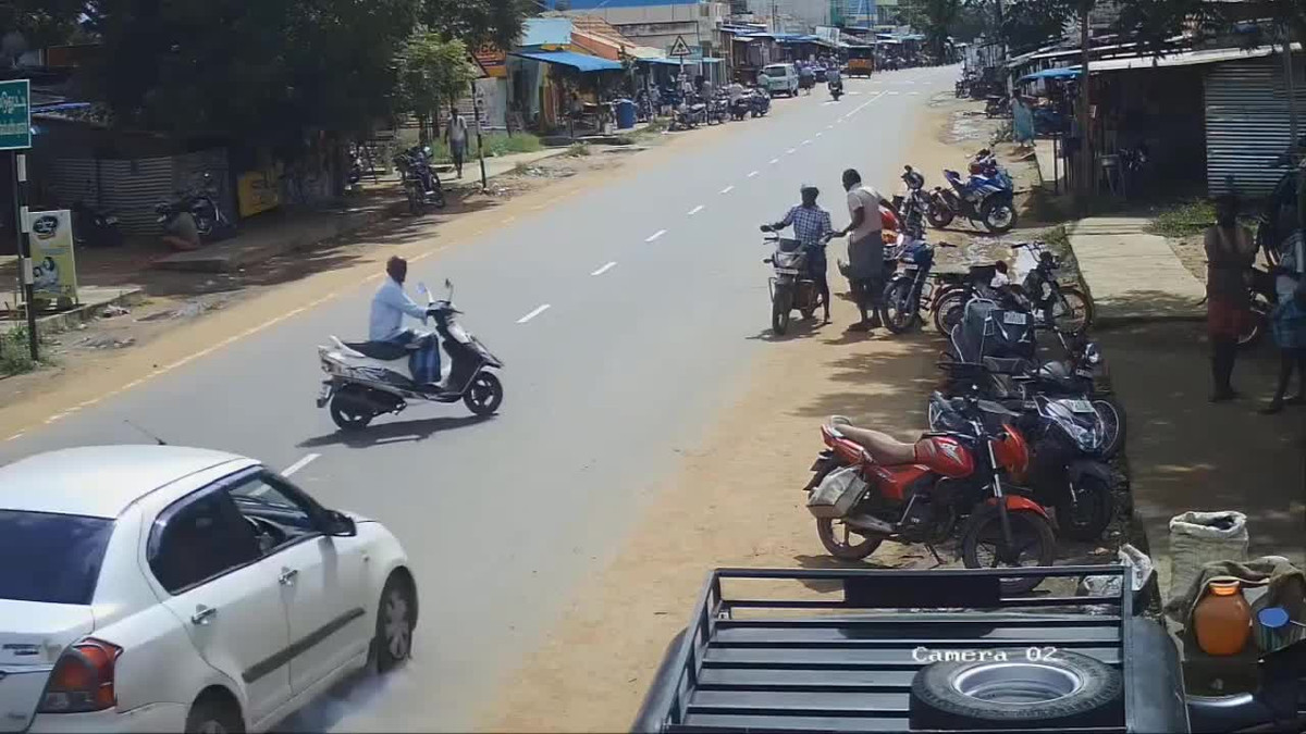 Video: Sang đường không quan sát, người đàn ông bị ô tô tông trúng Video: Sang duong khong quan sat, nguoi dan ong bi o to tong trung