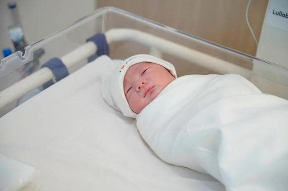  Cho đến mới đây, diễn viên Quách Ngọc Tuyên đã đăng tải một đoạn clip hé lộ hành trình sinh nở con thứ 2 của bà xã. Có thể thấy, trước khi bước vào thời khắc thiêng liêng, Quách Ngọc Tuyên đã rất lo lắng và đứng ngồi không yên. Cho đến khi bà xã hạ sinh con đầu lòng, đôi vợ chồng đã vỡ òa vì hạnh phúc. Quách Ngọc Tuyên cũng chia sẻ: "Hành trình đón em bé Vi Cá, 2 mẹ con giỏi lắm. Ba thương 2 mẹ con, thương gia đình mình".