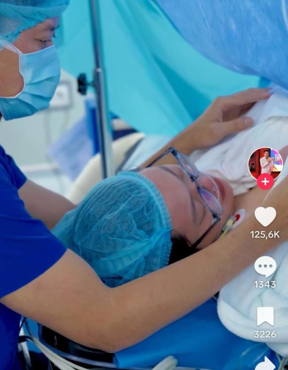 Trước đó, nam diễn viên cũng đã có những dòng trải lòng về quá trình mang thai của vợ: "39 tuần hơn nhưng là một hành trình rất rất dài với con, Mẹ và Ba. Vì từ tuần 28 là bác sĩ khám thấy mẹ có dấu doạ sinh, mẹ đã phải tiêm trưởng thành phổi cho con, Bác nói cố gắng giữ em được tuần nào hay tuần đó. Ba và Mẹ đã hồi hộp từng ngày từng tuần, mỗi đêm cứ thủ thỉ nói chuyện với con là ráng nghen, xin trời đất và ông bà cho con với Mẹ được mạnh khoẻ. Và con đã làm được".