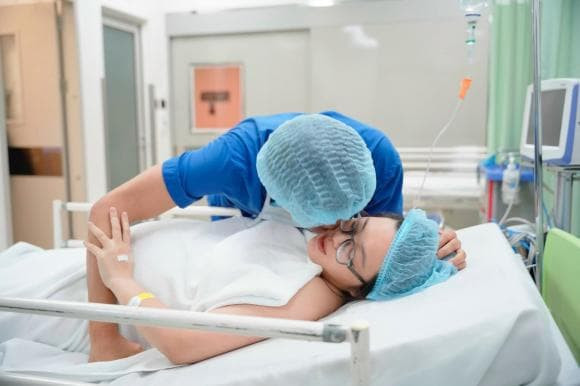 Vào tối ngày 18/11, trên trang facebook cá nhân, Quách Ngọc Tuyên đã hạnh phúc đăng tải loạt ảnh trong bệnh viện và thông báo bà xã đã chính thức hạ sinh con thứ hai. Đáng chú ý, anh cũng không ngần ngại hé lộ luôn ngoại hình trộm vía rất đáng yêu của nhóc tì nhà mình. Trong khung ảnh, Quách Ngọc Tuyên cũng đã dành một nụ hôn ngọt ngào cho bà xã khiến ai nấy không khỏi ngưỡng mộ.