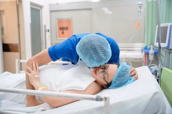 Vào tối ngày 18/11, trên trang facebook cá nhân, Quách Ngọc Tuyên đã hạnh phúc đăng tải loạt ảnh trong bệnh viện và thông báo bà xã đã chính thức hạ sinh con thứ hai. Đáng chú ý, anh cũng không ngần ngại hé lộ luôn ngoại hình trộm vía rất đáng yêu của nhóc tì nhà mình. Trong khung ảnh, Quách Ngọc Tuyên cũng đã dành một nụ hôn ngọt ngào cho bà xã khiến ai nấy không khỏi ngưỡng mộ.