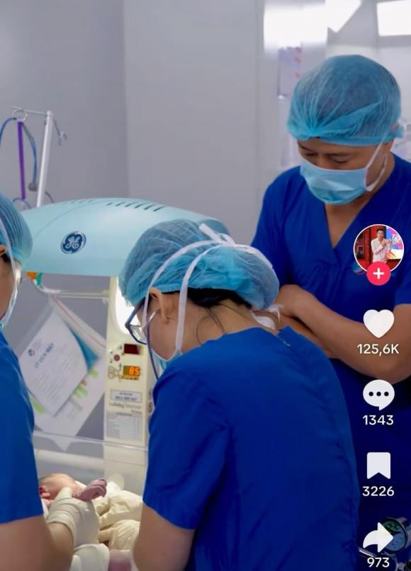 "Em xin được cảm ơn bác sĩ Song Hà rất nhiều và cảm ơn sự ân cần chăm sóc, nhiệt tình từ đội ngũ y tá, bác sĩ đã đồng hành cùng gia đình trong cả 2 lần chào đón thành viên nhỏ. Chúc con luôn mạnh khỏe, gặp nhiều may mắn, gia đình mình mãi hạnh phúc. Lớn lên sẽ là một chàng trai tốt bụng, thật giỏi, mạnh mẽ và có trách nhiệm nha Vi Cá của Ba".