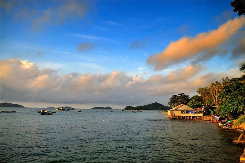 Đỉnh điểm của nạn cướp biển diễn ra vào giai đoạn Hà Tiên không có bộ máy chính quyền cai quản do chính quyền của Mạc Thiên Tích bị quân Xiêm đánh bại. Khi đó, tàu bè nước ngoài vẫn tự do lưu thông vào thương cảng ở đây, và trong số đó có cả tàu của cướp biển. Ngay cả đến khi Pháp chiếm vùng Hà Tiên thì vùng biển này vẫn bị cướp biển hoành hành. Ảnh: Diem Dang Dung.