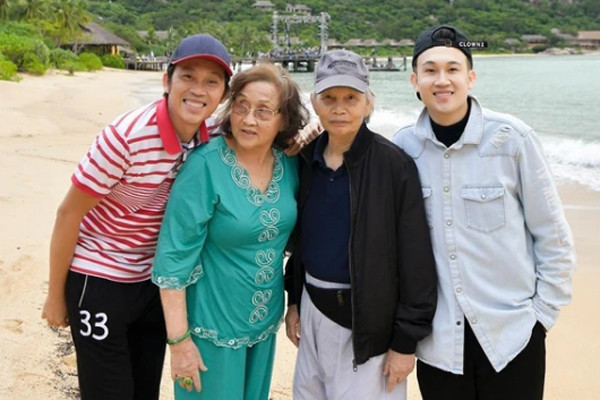 Khi chồng (bà Hoài Linh) còn sống, bà thường cùng các con đưa ông đi du lịch khắp nơi. Khi ông rời cõi tạm, bà cũng là người vượt qua nỗi đau để con cái yên tâm làm việc.