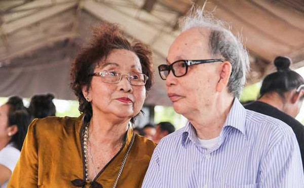 Có thể thấy, mẹ ruột Hoài Linh từng trải qua khoảng thời gian vất vả nuôi các con, đến nay bà đã được quý tử báo hiếu một cách trọn vẹn. Hoài Linh, Dương Triệu Vũ và các anh chị em luôn hiếu thảo, quan tâm và chăm lo hết lòng cho mẹ.