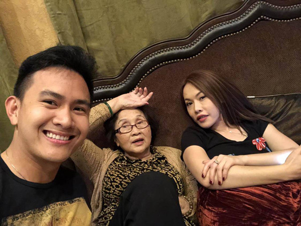 Hiện tại, khi tuổi cao sức yếu, mẹ ruột Hoài Linh mới dừng các hoạt động bên ngoài để yên tâm tĩnh dưỡng. Duy chỉ có điều ở tuổi này bà vẫn lo lắng cho Hoài Linh, lúc anh vướng ồn ào từ thiện. Năm ngoái, khi nói về lùm xùm của con trai, bà tâm sự: "Hoài Linh buồn, nằm im và không nói gì. Hoài Linh nói con không cãi, ai cũng nói lại, thôi con không nói lại đâu. Tôi cũng động viên con là mẹ tin ở con, mẹ không có sợ". Dù mọi chuyện có xảy ra với con, bà vẫn là người mẹ đứng bên Hoài Linh và che chở cho anh.