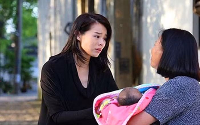 Phat hien tre so sinh dat truoc cong nha, toi quyet nhan nuoi