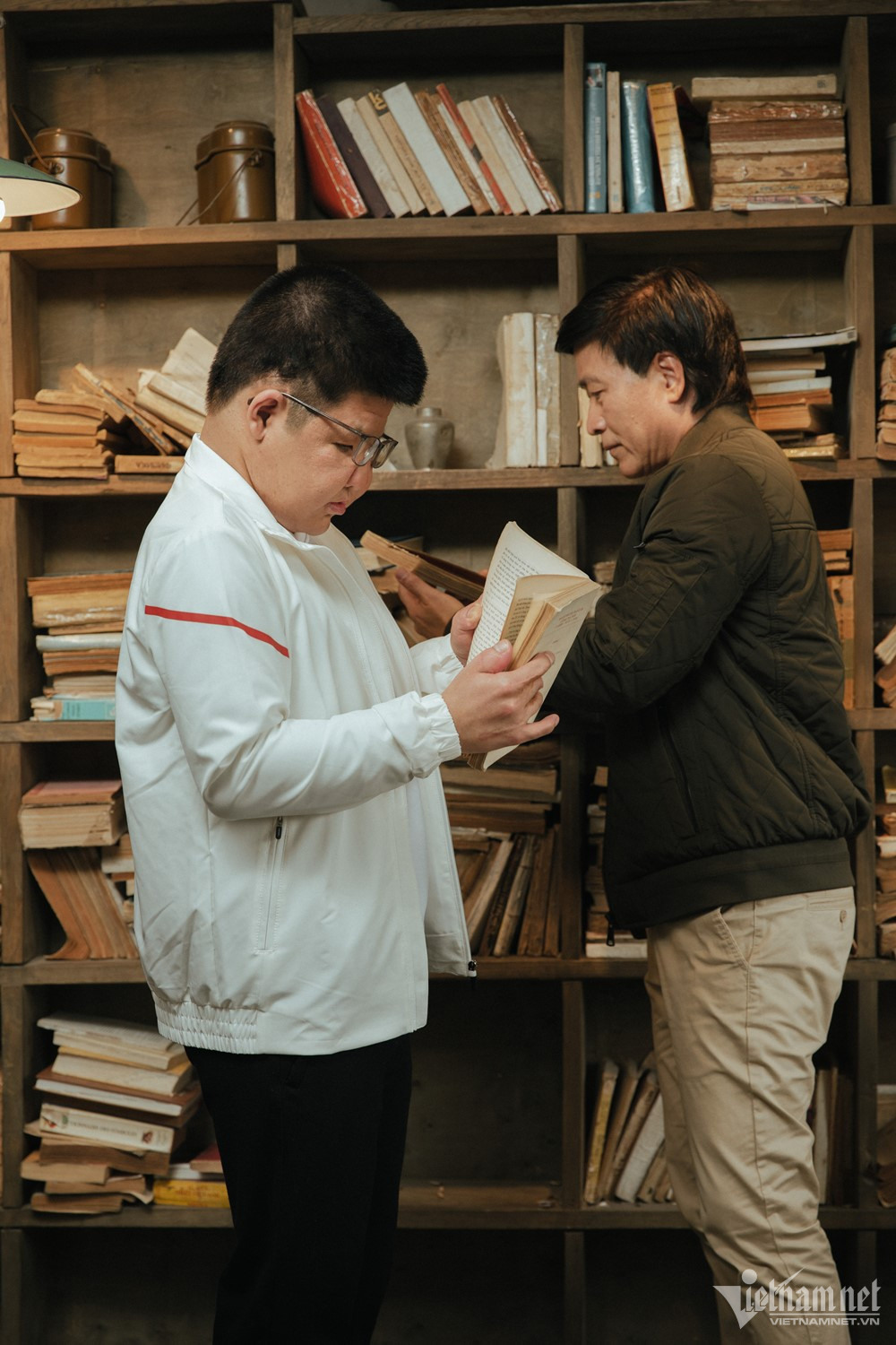 Ngoài âm nhạc, nghệ sĩ Quốc Tuấn còn chăm chỉ tìm cho con trai những cuốn sách hay để giải trí, bổ sung kiến thức mỗi ngày.