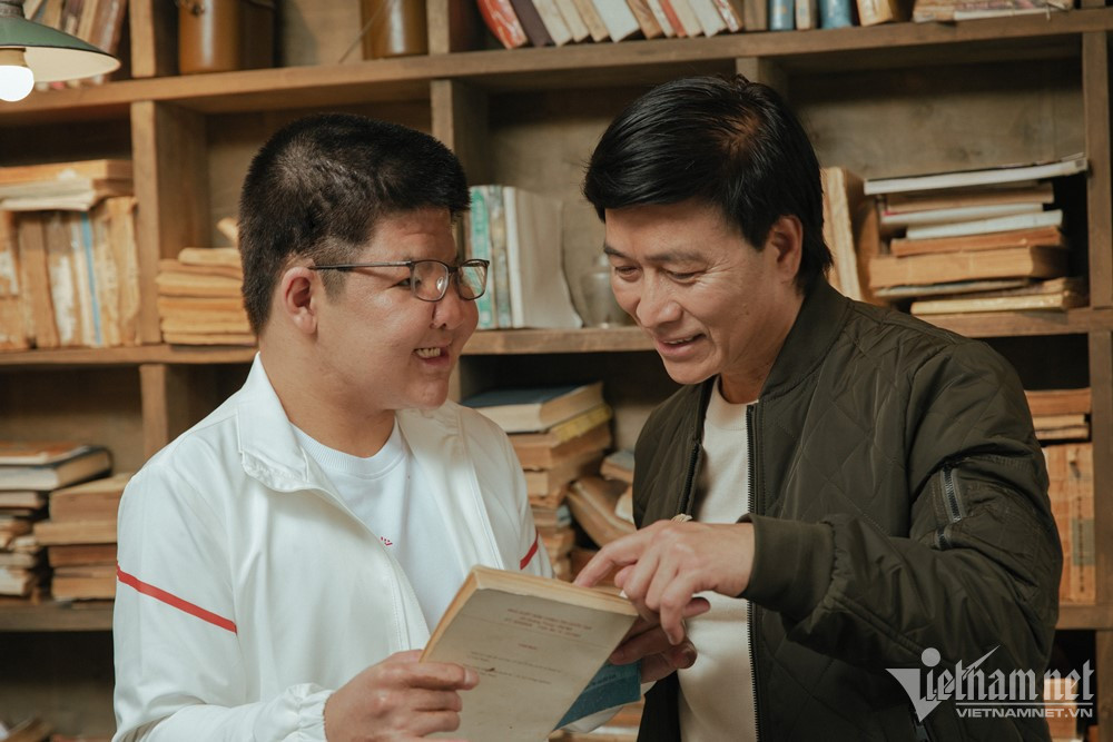 Hai cha con nghệ sĩ Quốc Tuấn vui vẻ khi tìm được cuốn sách ưng ý. Hiện tại, cậu bé ngày nào đã cao lớn phổng phao, sức khỏe ổn định hơn và có niềm đam mê lớn với âm nhạc.
