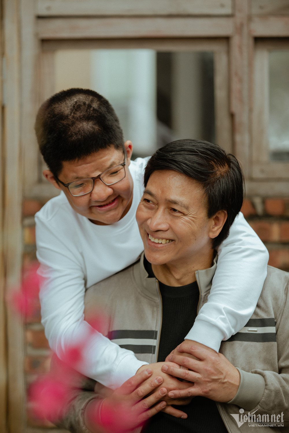 Từ khi sinh ra, Bé Bôm (20 tuổi) không may mắc bệnh hiếm gặp Apert (xương cứng sớm cục bộ, hẹp đường thở). Trong suốt 20 năm qua, nghệ sĩ Quốc Tuấn đã chăm sóc, đồng hành cùng con trai chữa bệnh khắp nơi.