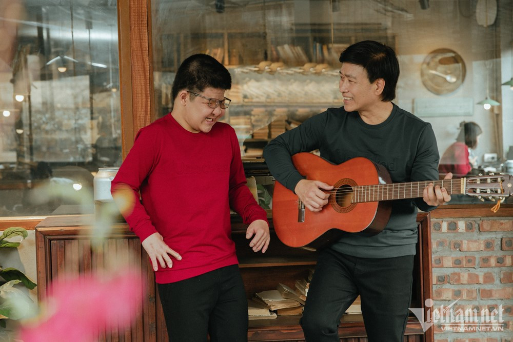 Không chỉ bên con lúc chữa bệnh, Quốc Tuấn còn nuôi dưỡng tâm hồn yêu âm nhạc của con trai. Hiện tại, Bôm theo học hệ trung cấp 7 năm, chuyên ngành Piano Jazz, Khoa nhạc Jazz tại Học viện Âm nhạc Quốc gia Việt Nam.