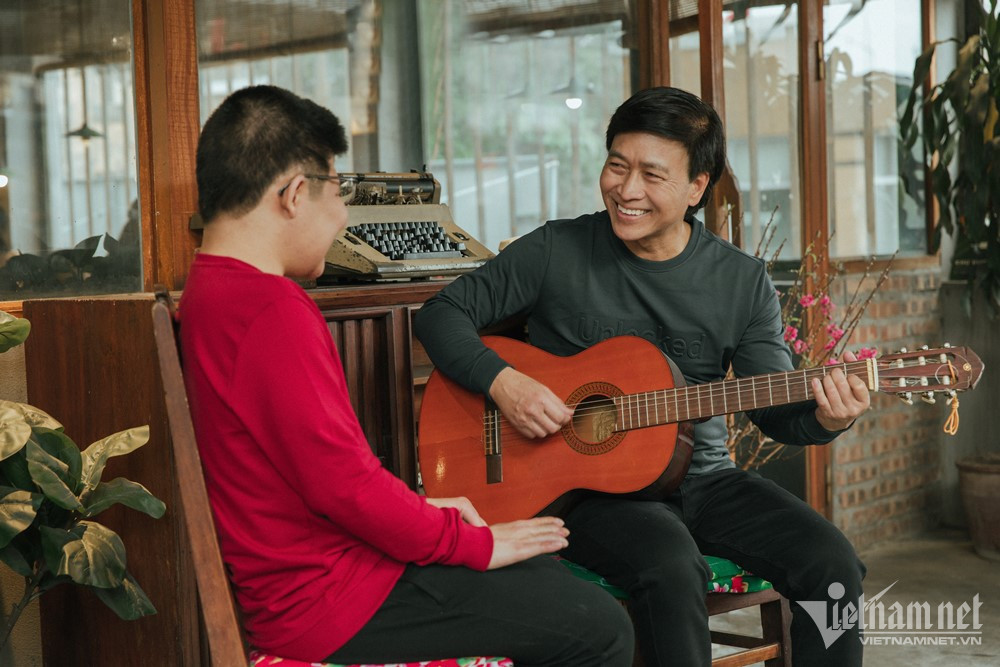 Nghệ sĩ Quốc Tuấn nghỉ hưu theo chế độ hơn 1 năm trước. Sau khi hoàn thành nhiệm vụ với công việc, anh dành toàn thời gian bên con trai. Không chỉ chăm sóc, Quốc Tuấn luôn vui vẻ, trò chuyện, đàn hát với con mỗi ngày.