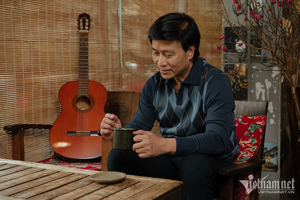 Nghệ sĩ Quốc Tuấn yên tâm hơn khi hàng ngày chứng kiến sự trưởng thành của con. Câu chuyện người cha không đầu hàng số phận, không từ bỏ hy vọng để đồng hành với con trai luôn truyền cảm hứng lớn tới khán giả.