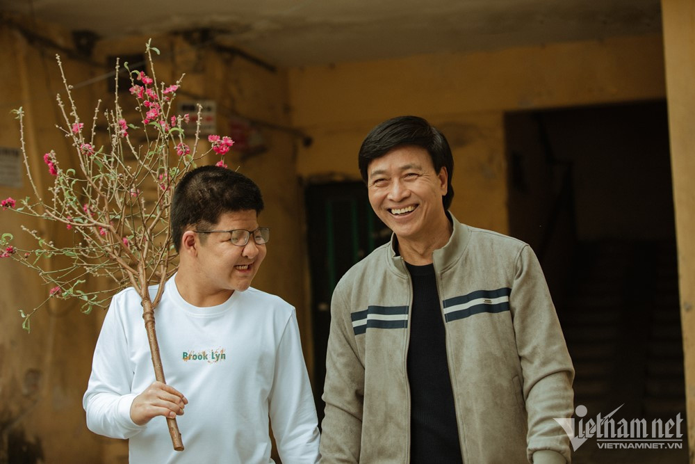 Trải qua nhiều cuộc phẫu thuật, sức khỏe của Bôm hiện tại tốt. Những ngày giáp Tết, nghệ sĩ Quốc Tuấn cùng con trai có những phút giây thư thái bên nhau, cùng đi mua cành đào để trang trí nhà cửa.