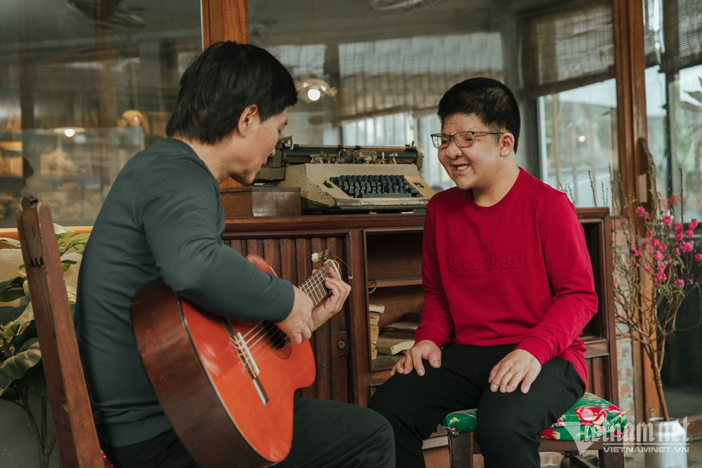 Với bố con nghệ sĩ Quốc Tuấn, âm nhạc chính là một trong những liều thuốc chữa lành tâm hồn, là tiếng nói chung giúp cả hai luôn hiểu và gần gũi nhau.