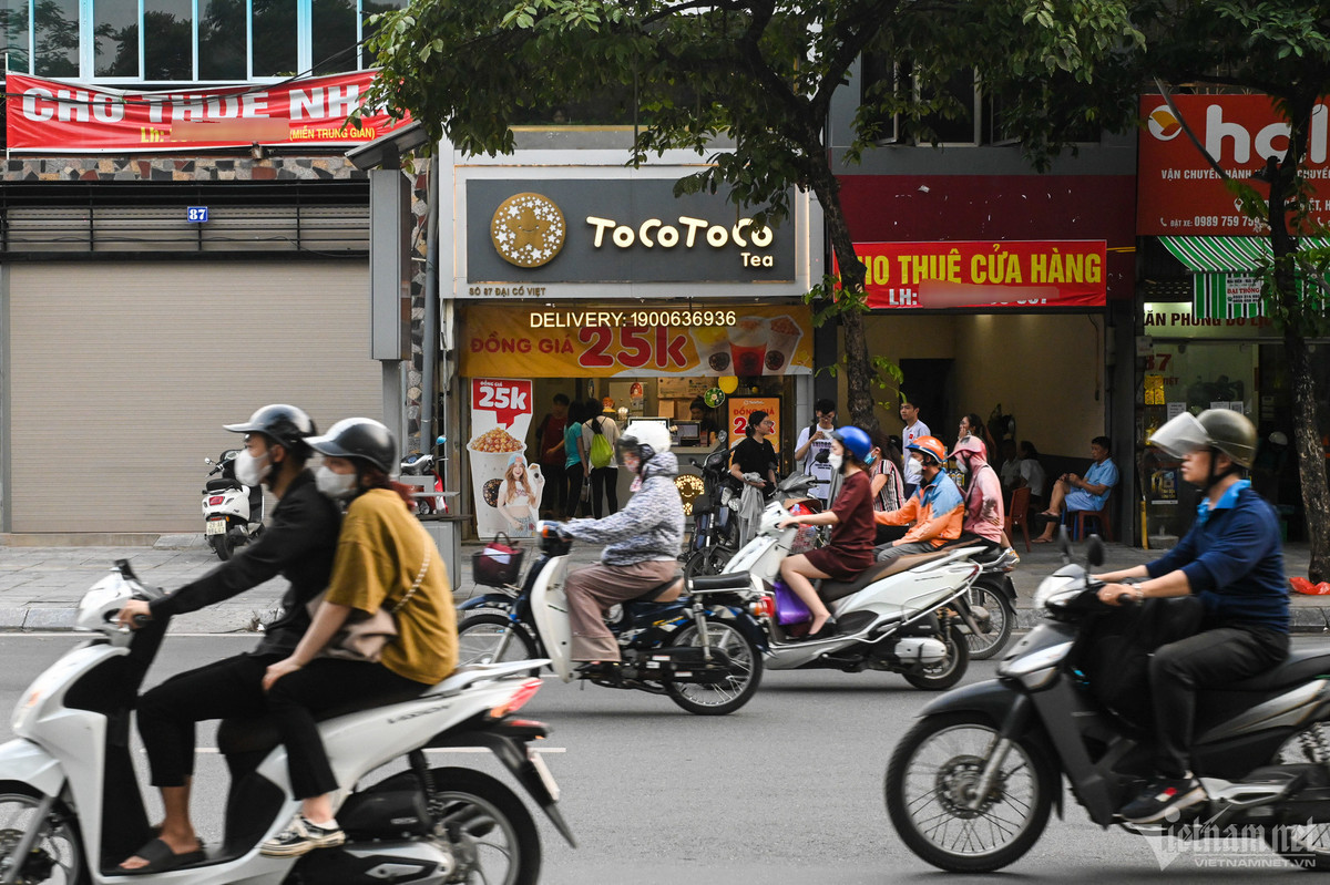 Trên phố Đại Cồ Việt, nhiều mặt tiền ngôi nhà được phủ đỏ bởi biển cho thuê. Có gia chủ chú thích ngay bên cạnh "miễn trung gian".