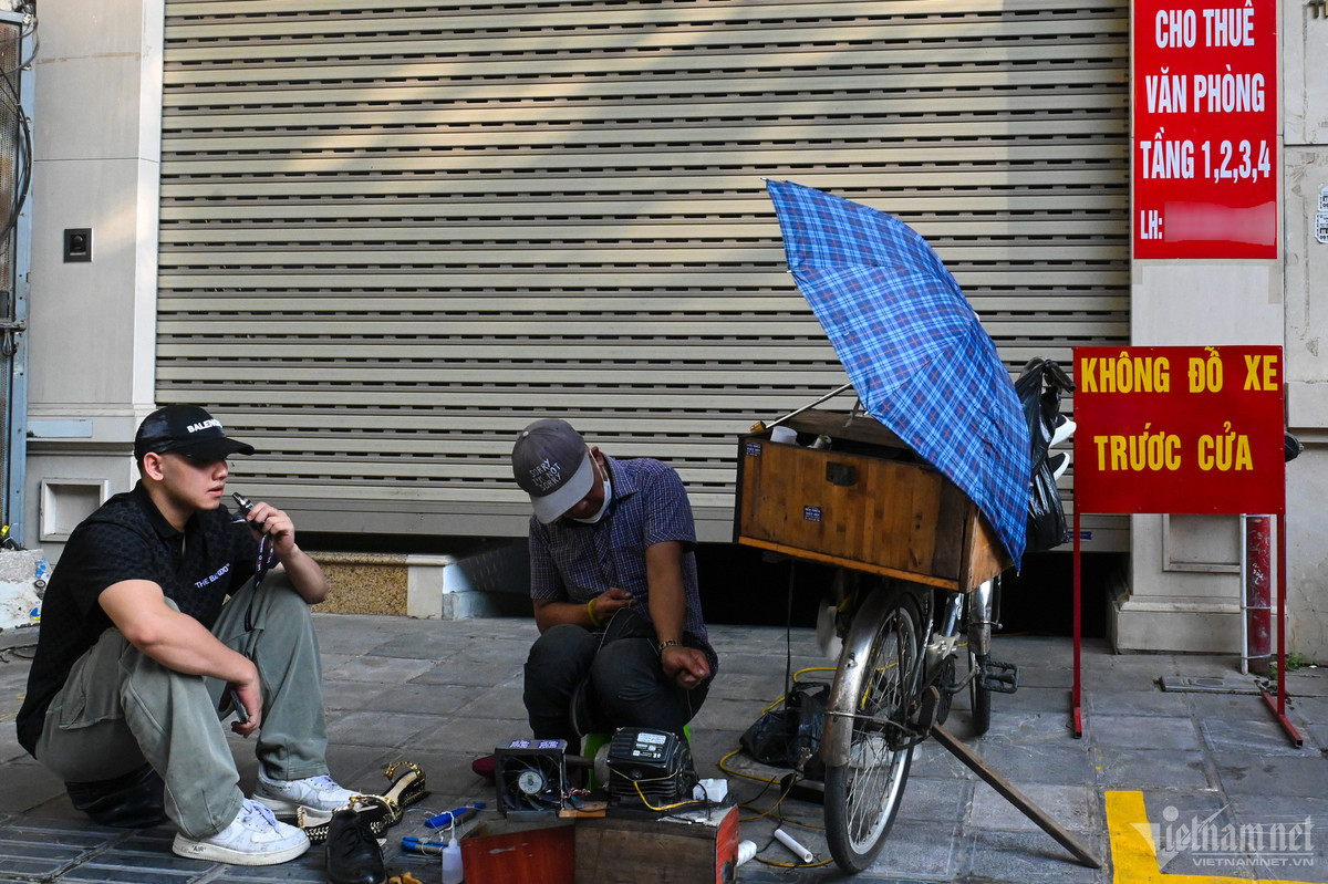 Phần lớn những địa chỉ cho thuê thời điểm này đều kéo kín cửa. Chủ nhà đau đầu vì môi giới gọi điện "cháy máy" để rồi vẫn không hiệu quả.