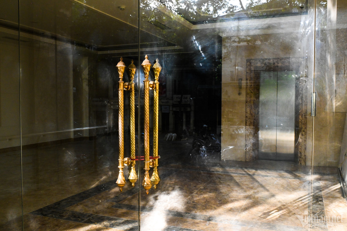 "Rất nhiều môi giới gọi đến nhưng tôi từ chối. Khách có nhu cầu tự liên hệ, có thiện chí thì tới xem. Nói chung nhà vị trí đẹp nên chậm một chút tôi cũng không lo vì sớm muộn cũng có người thuê", chủ căn nhà nói.