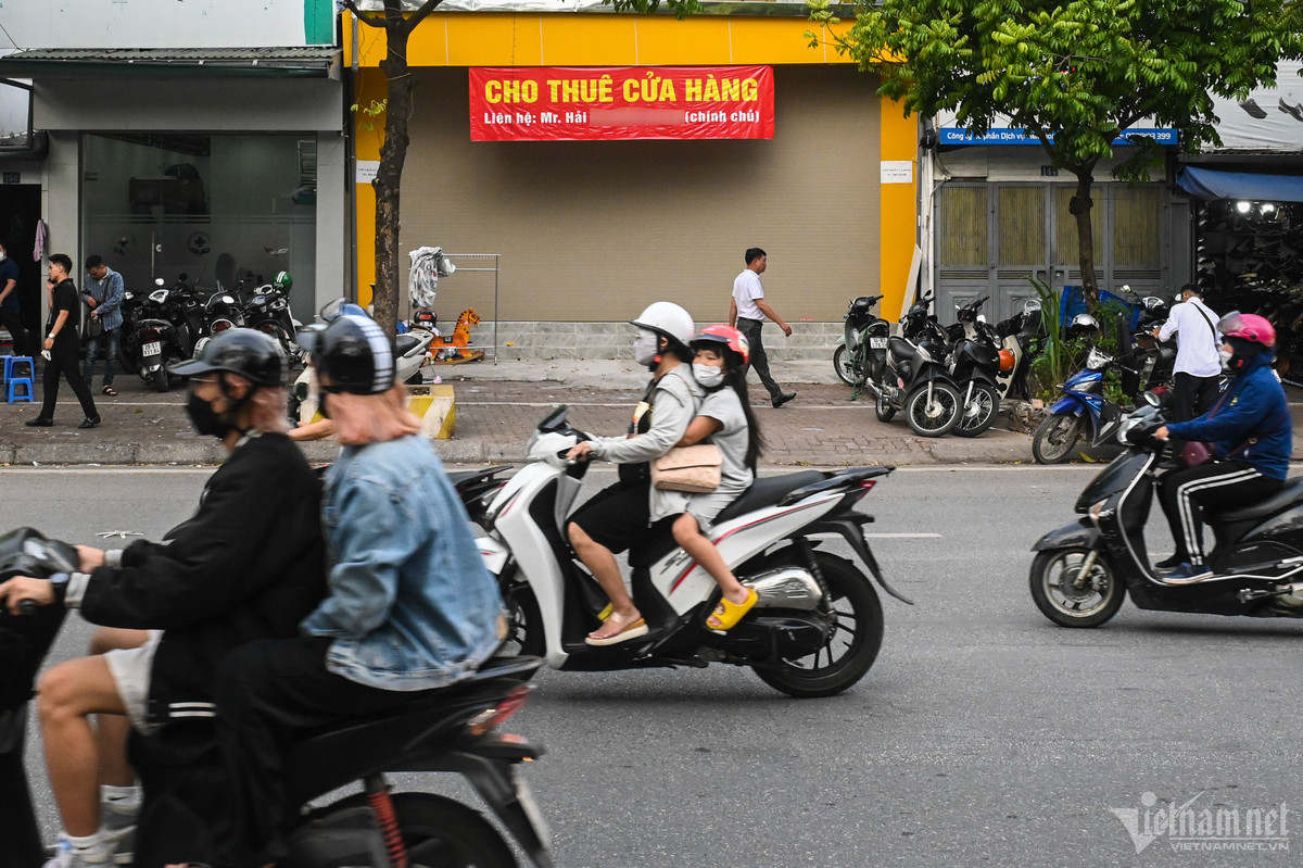 Dù đã giảm giá hoặc sẵn sàng hỗ trợ chi phí tu sửa nhưng giá thuê vẫn cao ngất ngưởng. Một vài môi giới cho biết, nhiều địa điểm có người hỏi đến nhưng chủ nhà sẵn sàng bỏ trống mặt bằng chứ không thương lượng giá cả.