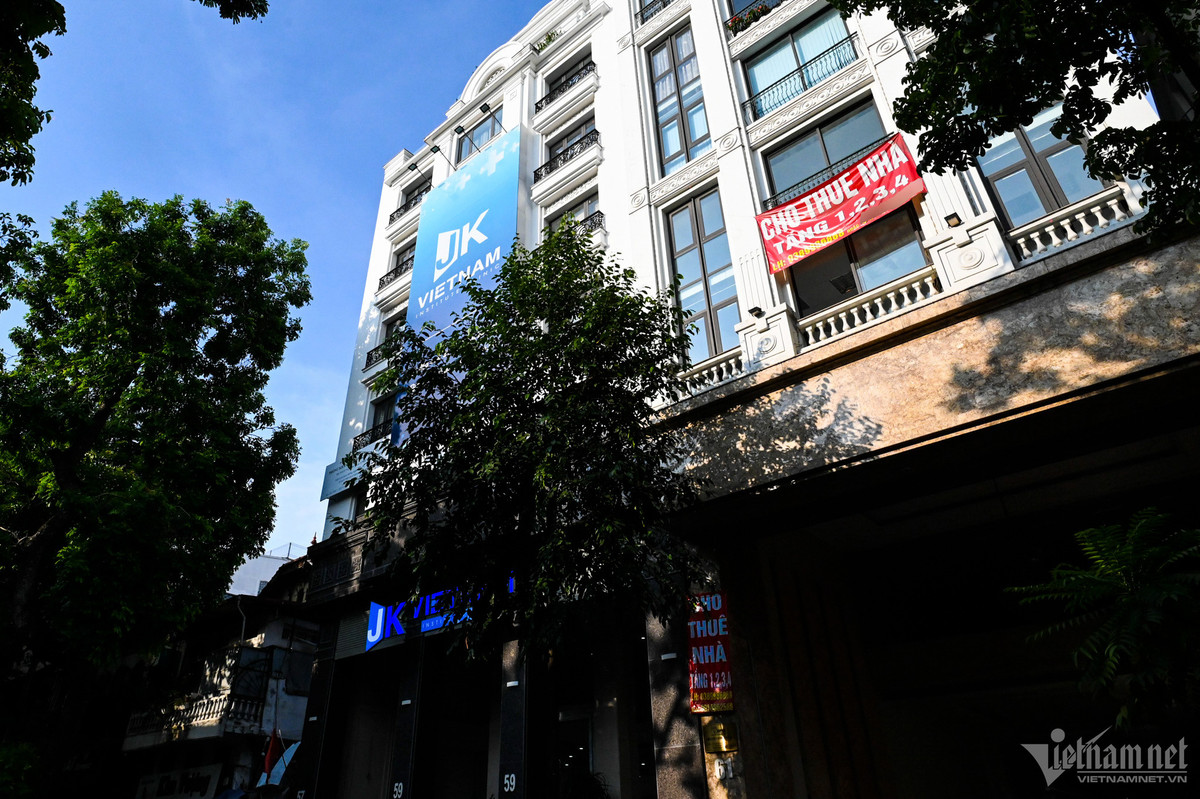Một căn nhà mặt phố Ngô Thì Nhậm cho thuê cả 4 tầng nhưng vì diện tích sử dụng lớn nên khó tìm khách thuê toàn bộ. Nữ chủ nhà cho biết, có nhiều người đã liên hệ nhưng đều xin tách tầng thuê lẻ. Chị đang chờ một doanh nghiệp chốt thuê 2 tầng dưới với giá 10.000 USD/tháng, còn 2 tầng trên thì ít khách hỏi đến.